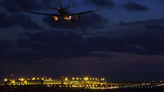 飞机 降落 机场 夜晚 跑到 航班视频素材模板下载
