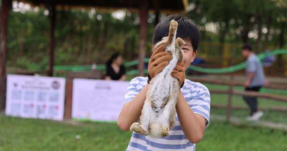 男孩抱着兔子 萌宠乐园