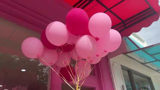 节日粉色气球在新店开业时旋转aat购物中