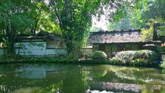 成都市杜甫草堂竹林光影照射在杜甫茅草屋