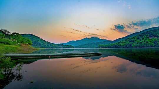 山水湖泊黄昏全景