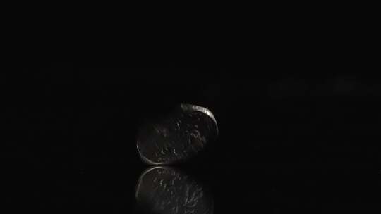 抛硬币一元硬币旋转 转动的硬币决策瞬间