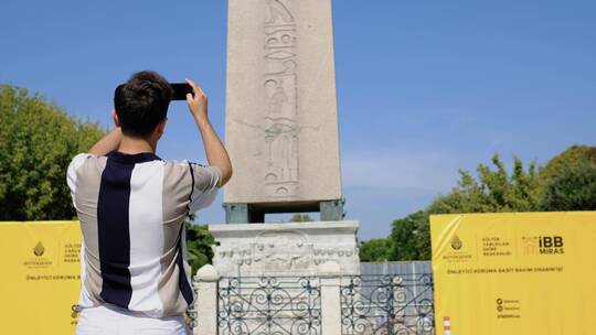 游客在纪念碑前拍照