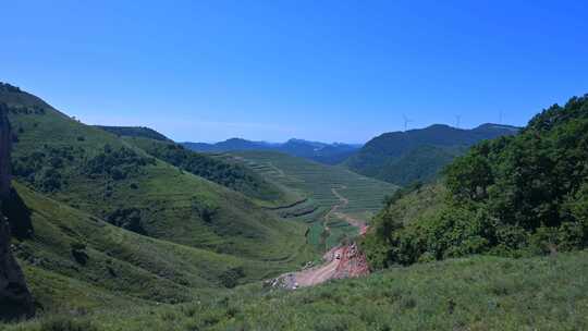 夏日的远山梯田和成排的风车