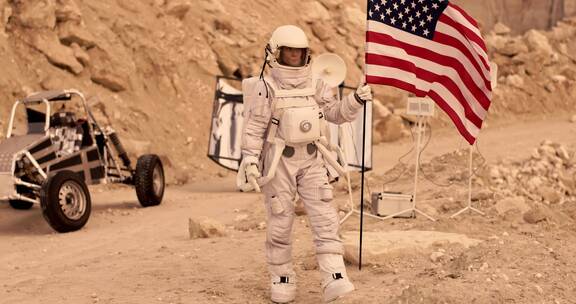女宇航员手持美国国旗