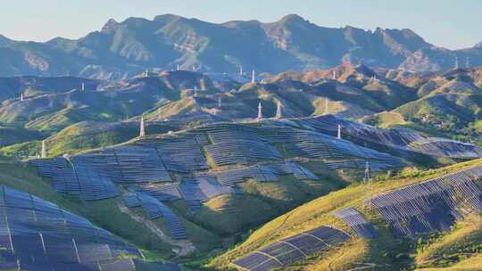 山上太阳能光伏发电厂大山里安装光伏发电站视频素材模板下载