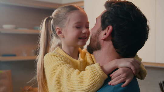 可爱的微笑快乐的女儿拥抱关心可爱的爸爸爸视频素材模板下载