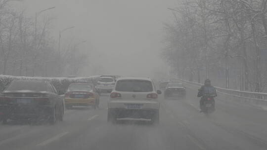 城市大雪出行 城市街道雪景