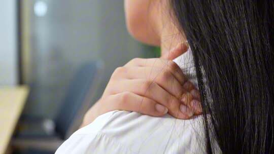 年轻人办公室亚健康腰酸背痛