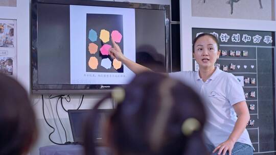 幼儿园的老师和孩子们玩耍学习