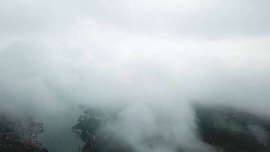 海岛上空的雾
