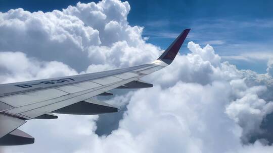 飞机穿越云层视频素材模板下载