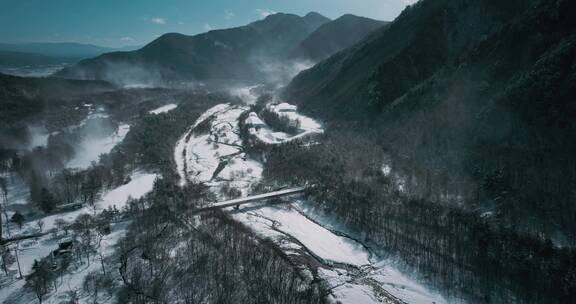 航拍雪后山林景观