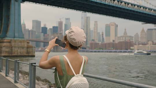 女人在桥上拍照片