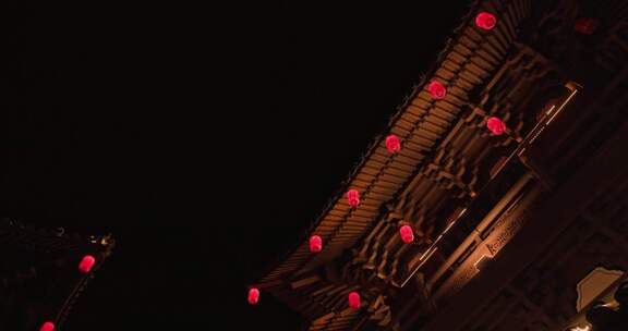 节日氛围中式古建筑红灯笼房檐夜景