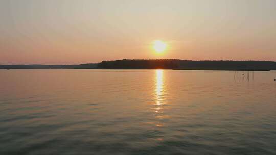 日落湖空中拍摄雄伟的太阳