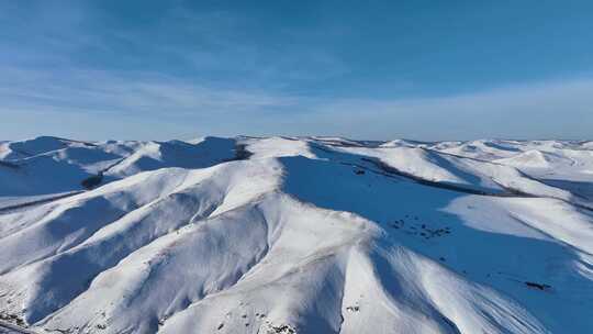 航拍4K冰雪覆盖的雪原雪岭