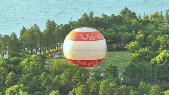 航拍武汉5A级旅游东湖景区里的热气球