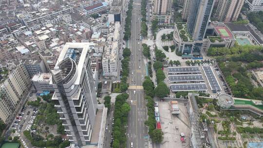 城市道路两旁高楼群航拍