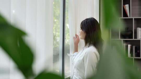 女生居家休闲放松状态