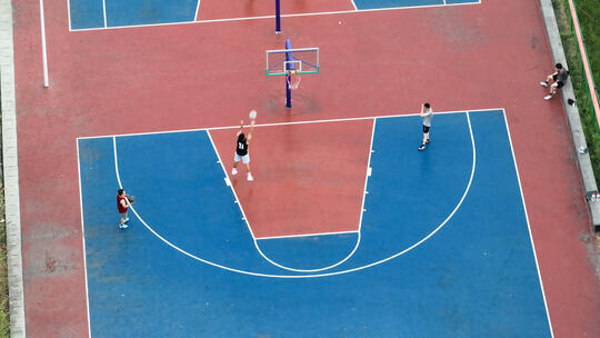 航拍城市校园篮球场上运动健身的少年