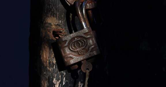 光影中怀旧的老木板门和锁