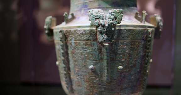 商代兽面纹青铜尊，安徽省博物院藏