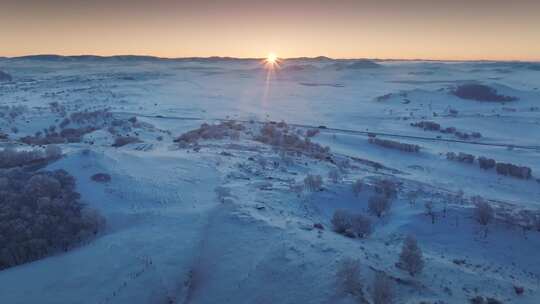 航拍内蒙古乌兰布统日出时分雪原雾凇