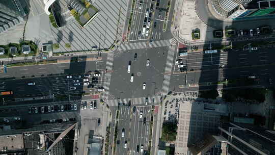 城市十字路口俯拍车流