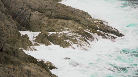 海浪拍打着岸边的岩石视频素材模板下载