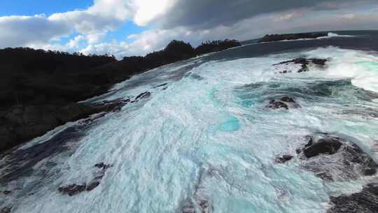 FPV大海海边海浪翻滚海岸浪花拍打礁石