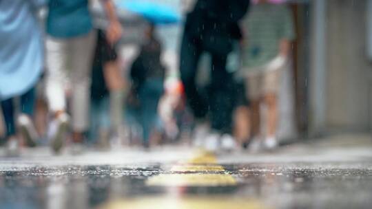 瑞草洞的雨天人行道视频素材模板下载