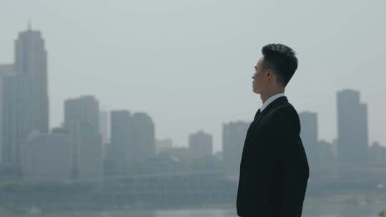 企业家 成功男士 眺望未来 CBD 商业中心