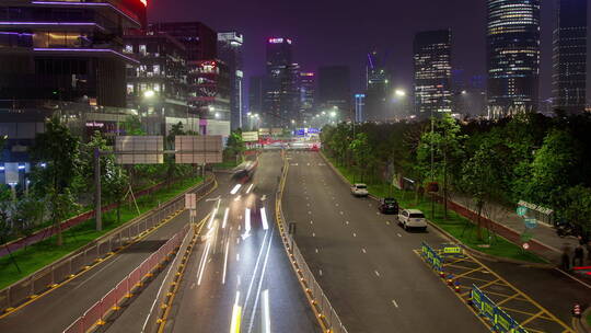 延时拍摄都市夜晚的道路