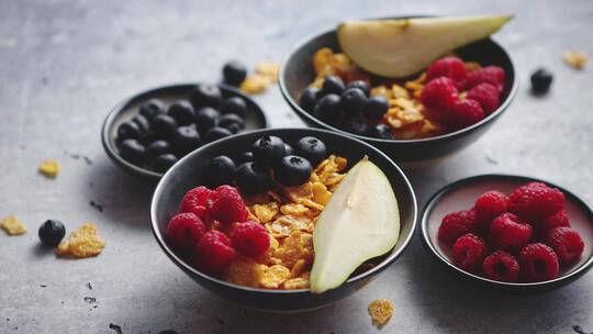 玉米片和水果放在陶瓷碗里