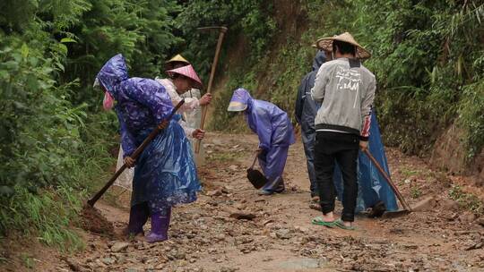 夏季山洪大水冲垮道路村民修路