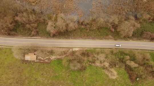 车辆在道路上行驶的无人机视图