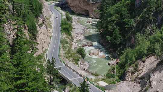 峡谷河流公路汽车航拍