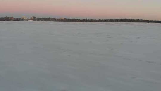 在结冰的湖面上显示雪