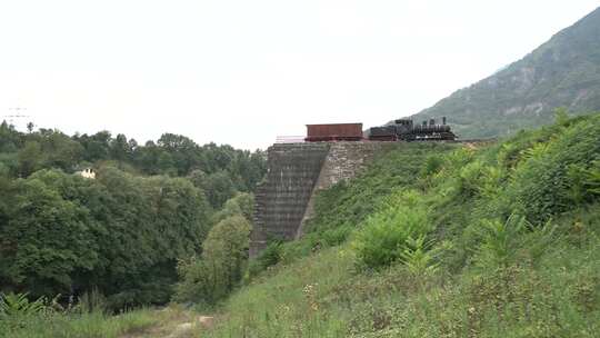 波斯尼亚和黑塞哥维那的火车在山上的波斯尼