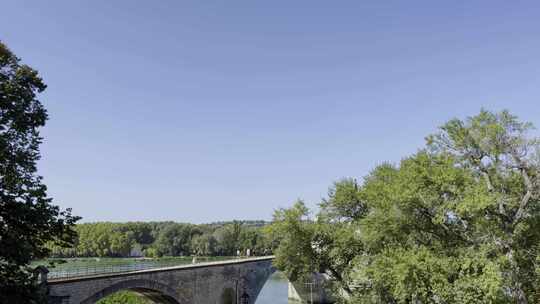 天气好的时候，法国阿维尼翁河上的石桥和下