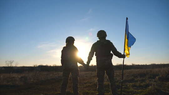 士兵站在户外挥舞乌克兰国旗