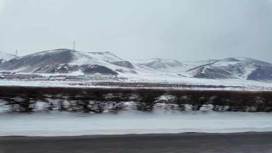 开车行驶在冬天雪景公路