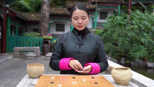 中式四合院胡同女人自己下棋