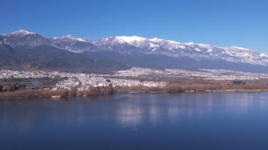 万里无云雪山苍山洱海风景航拍新农村建设