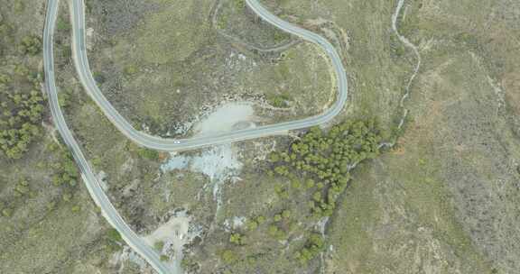 西班牙卡塔赫纳山区景观蜿蜒道路的鸟瞰图。