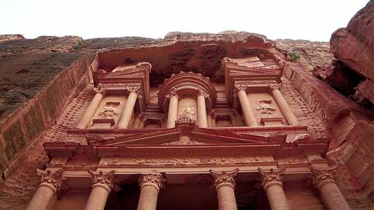 山脉中的红色古城