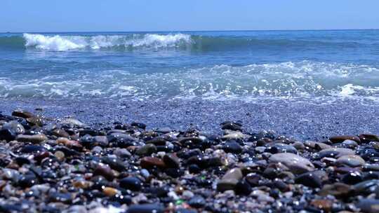海浪冲刷着岸边的鹅卵石视频素材模板下载