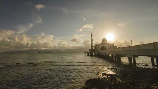浮动清真寺的延时日落小时