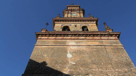 蓝天下的教堂塔楼仰拍视频素材模板下载